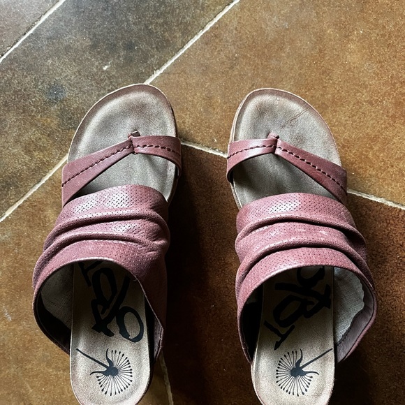 OTBT tailgate wedges in burnt brown/burgundy - Picture 2 of 2